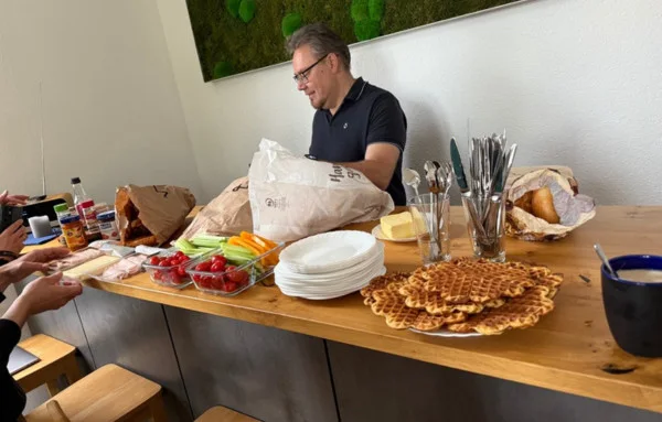 gemeinsames Frühstück bei SHI