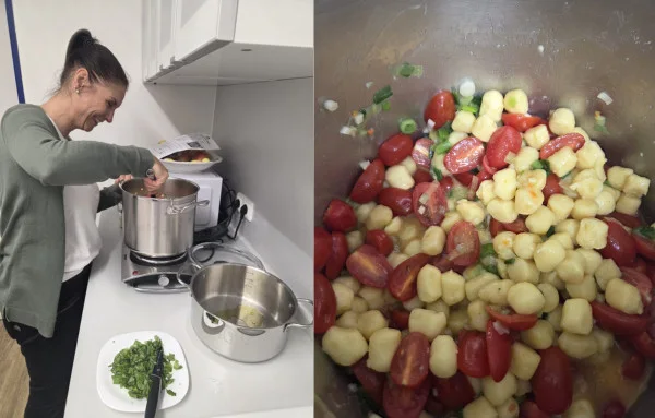 Die Kollegin in der Küche beim Kochen der Gnocci-Pfanne