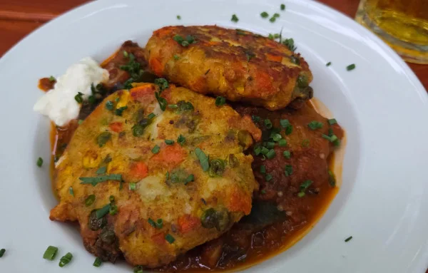 Zur Belohnung nach dem Minigolfen gibt es ein leckeres Essen im Biergarten gegenüber.