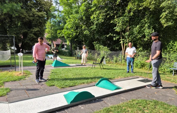 Der Ball wird ganz ganz genau beobachtet, ist ein weiterer Schlag notwendig oder rollt er schon ins Loch?