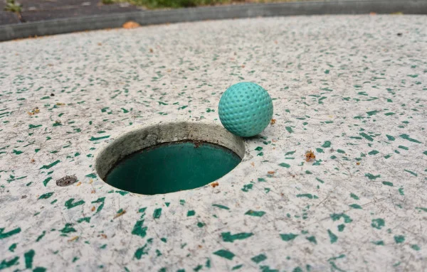 Den Ball mit dem letzten Schlag 5mm vor dem Loch platzieren, auch das muss man erstmal schaffen.