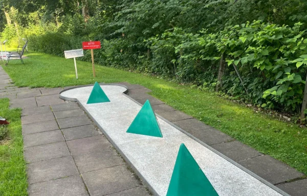 Die Minigolfbahn mit den drei Kegeln als Hindernis mitten in der Bahn.