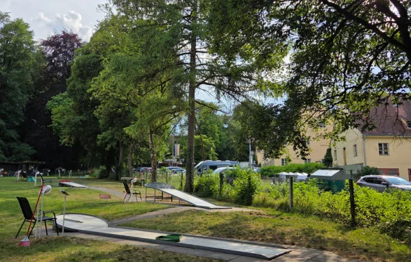 Die Minigolfanlage ist schön weitläufig.