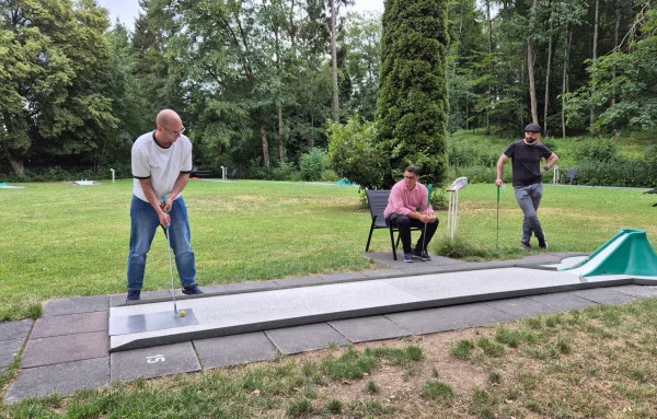 Konzentration beim Abschlag, der Minivulkan muss getroffen werden, um das Loch zu erreichen.